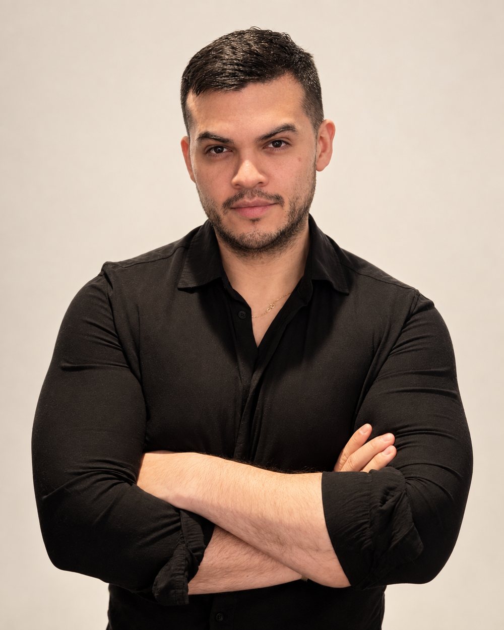 Retrato de Juan Sebastián Ávila Palencia con camisa negra y brazos cruzados